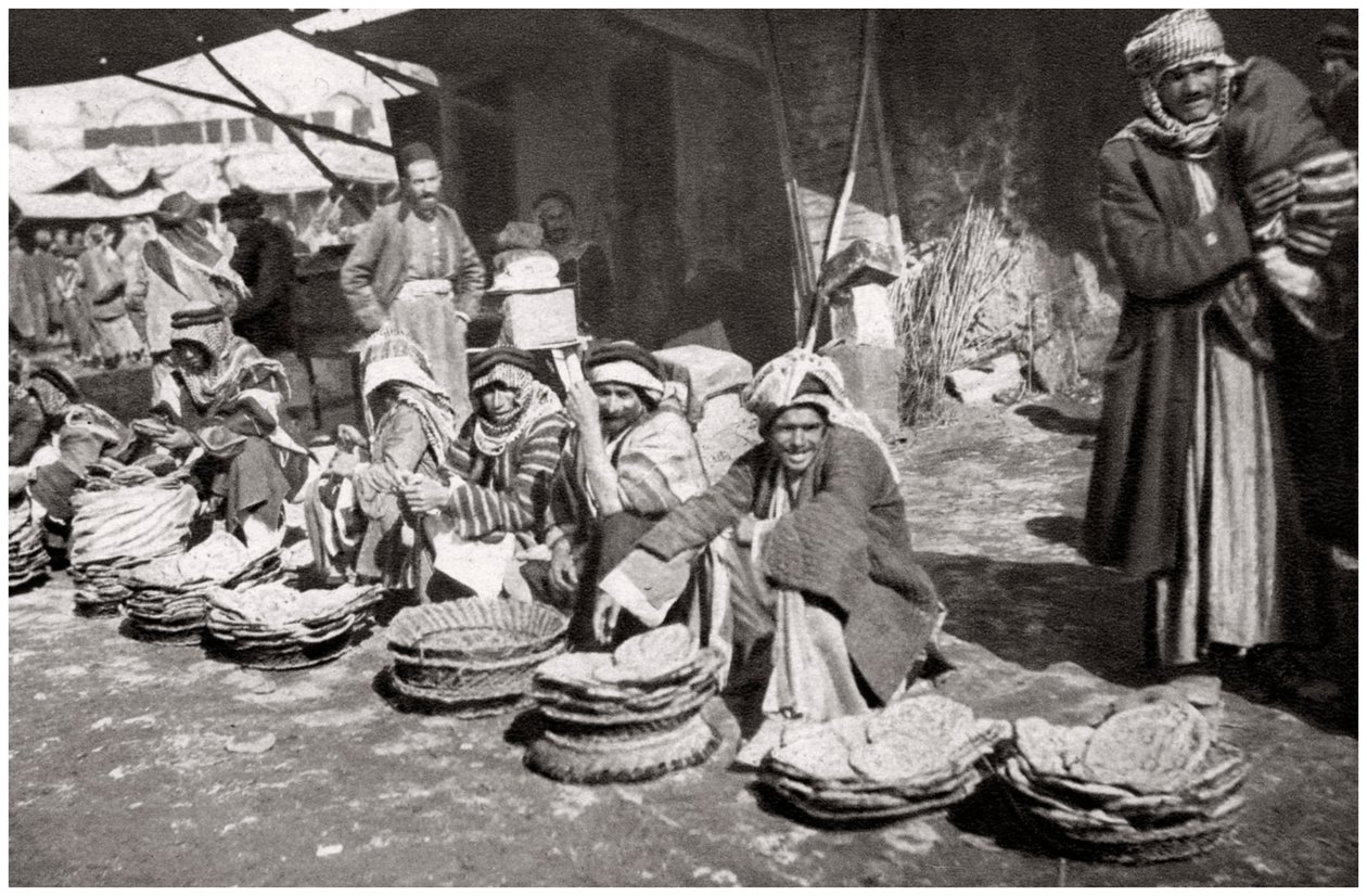 Suq El Khubur, rodzimy rynek chleba, Bagdad, Irak, 1925. autorstwa A. Kerim