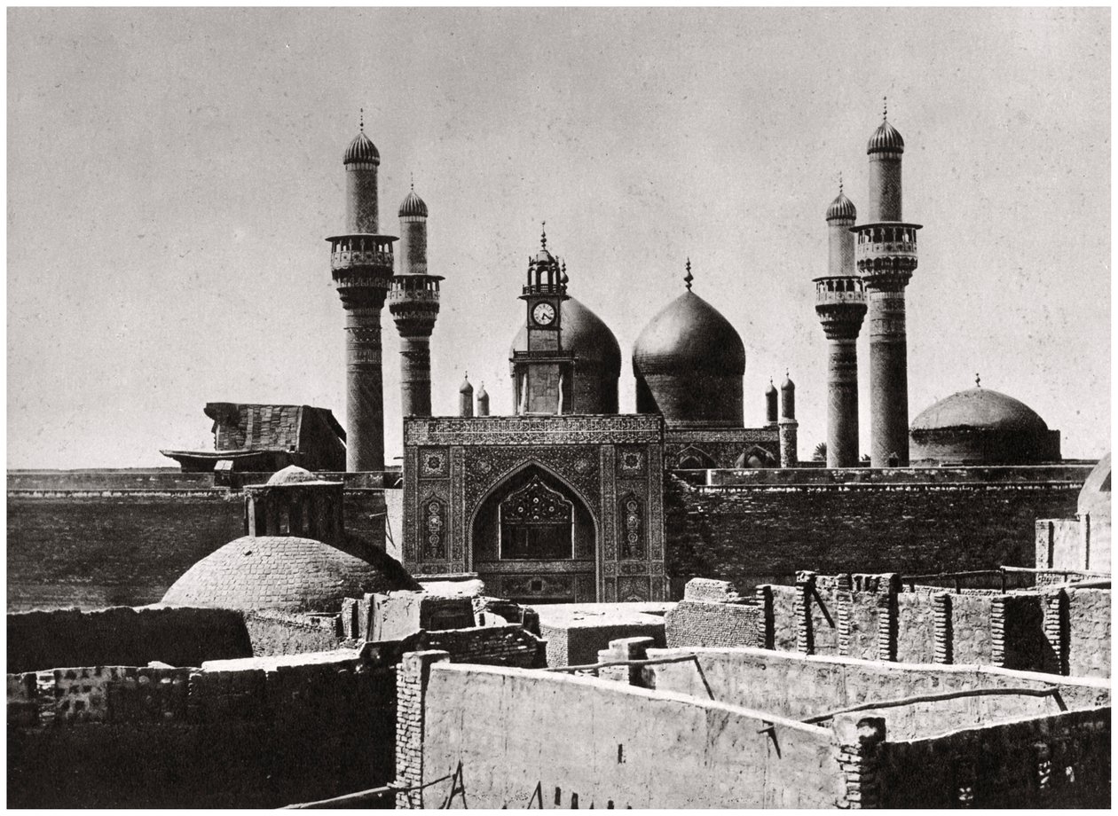 Złote kopuły i minarety meczetu al-Kadhimiya, Bagdad, Irak, 1925 autorstwa A. Kerim