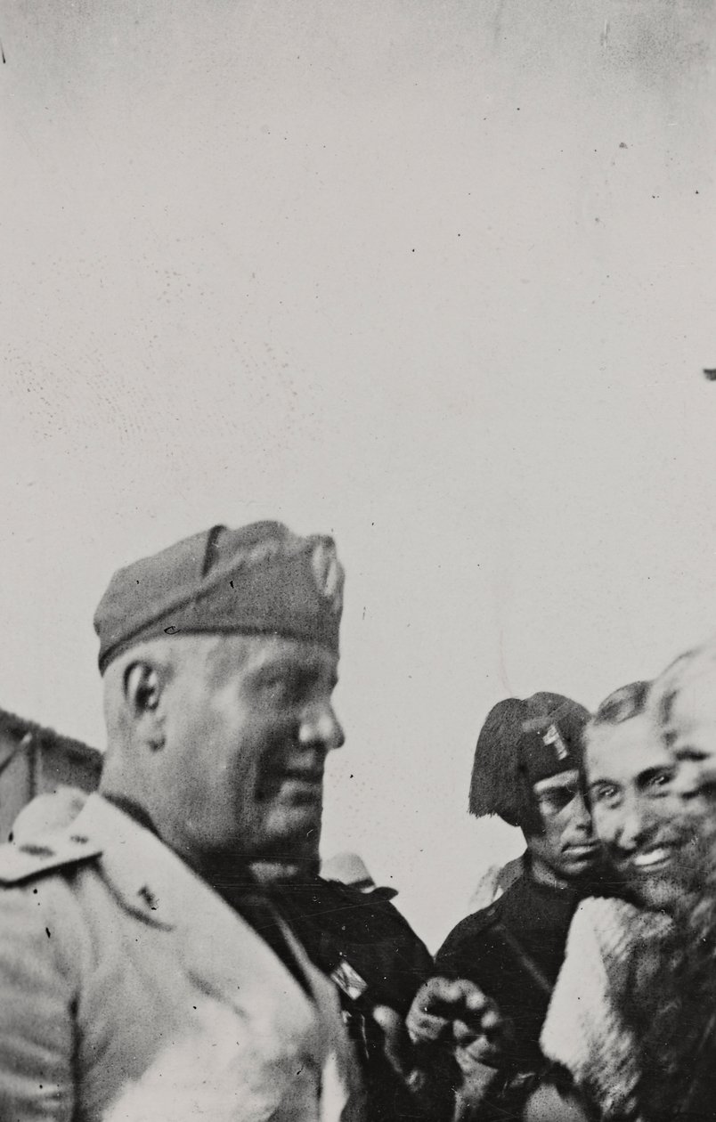 Album "Duce": Benito Mussolini podczas oficjalnej wizyty na Sycylii (zdjęcie czarno-białe) autorstwa A. Scarlata