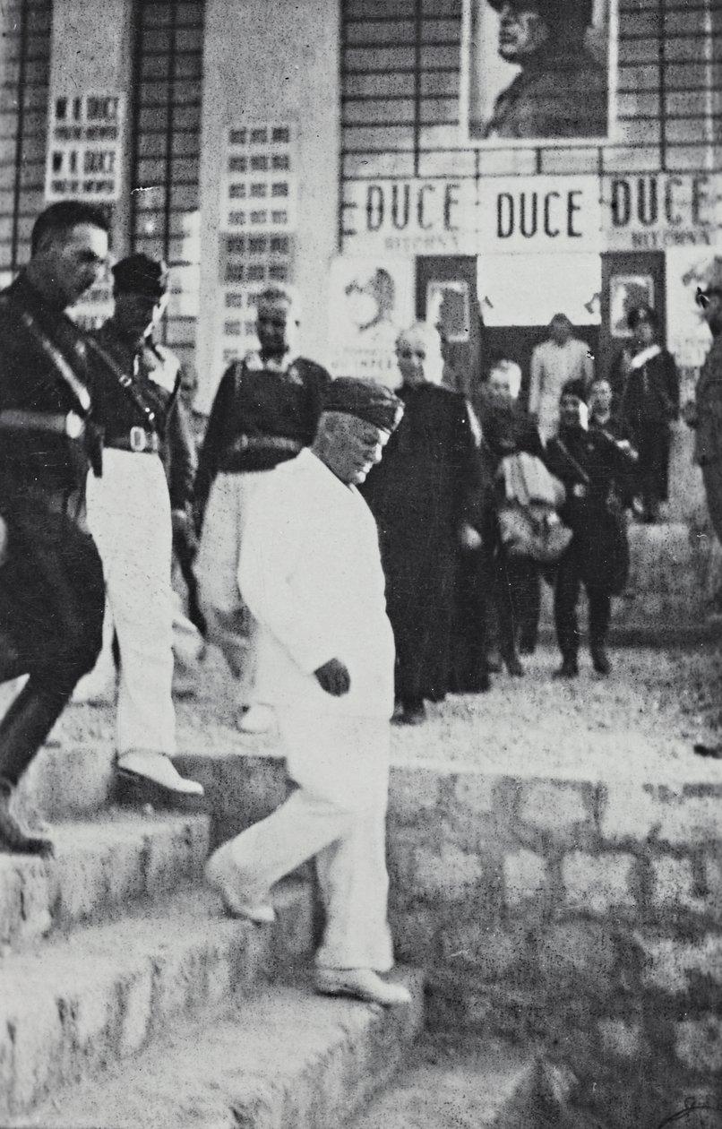 Album " Duce ": Benito Mussolini podczas oficjalnej wizyty na Sycylii (zdjęcie czarno-białe) autorstwa A. Scarlata