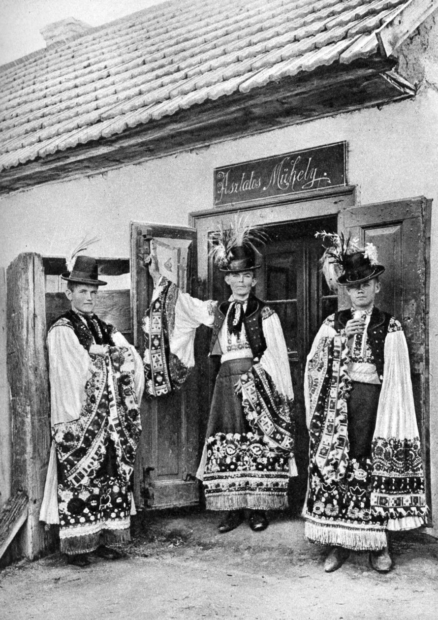 Młodzi księża w kostiumach na wiejskich Węgrzech, 1926. autorstwa A. W. Cutler
