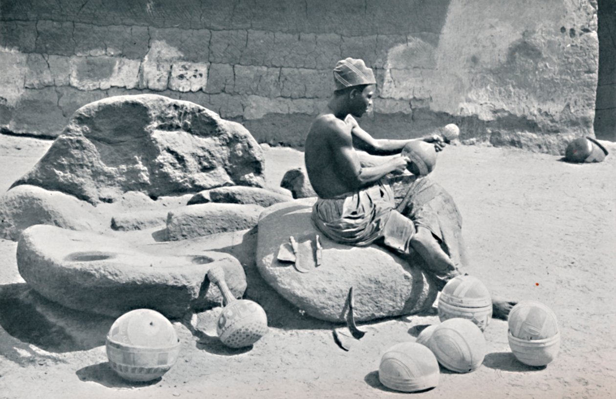 Joruba grawerujący gliniane miseczki i dzbany na wodę, zaplecze Lagos, południowa Nigeria, 1912 autorstwa A. W. Gelston