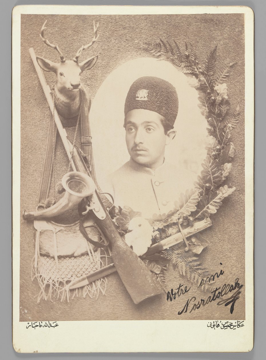 Oficjalny portret królewski księcia Nosratollaha, 1899 (zdjęcie z albumu srebrnego) autorstwa Abdullah Qajar