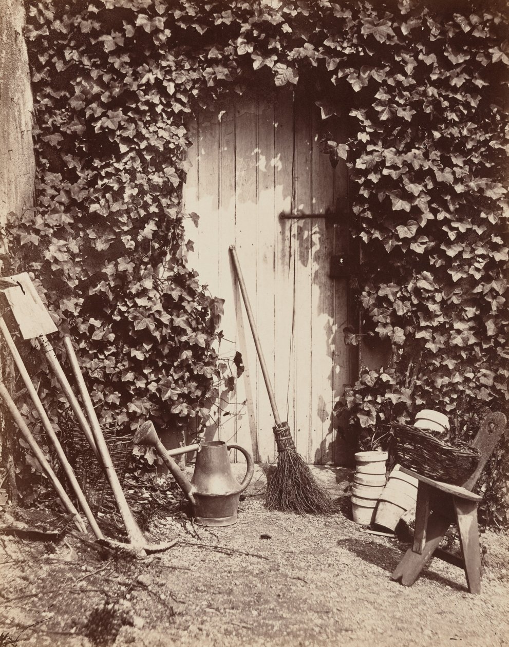 Porte de ferme de Marlotte (Drzwi z narzędziami ogrodniczymi), ok. 1860 (zdjęcie) autorstwa Abel Briquet
