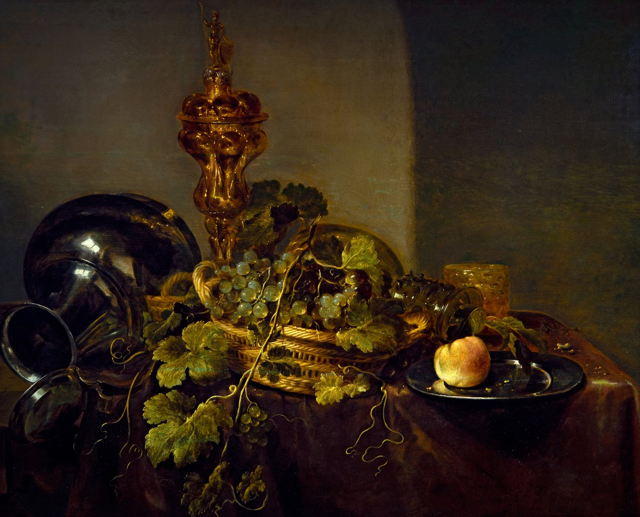 Martwa natura z koszem winogron i złotym pucharem autorstwa Abraham Hendricksz van Beyeren