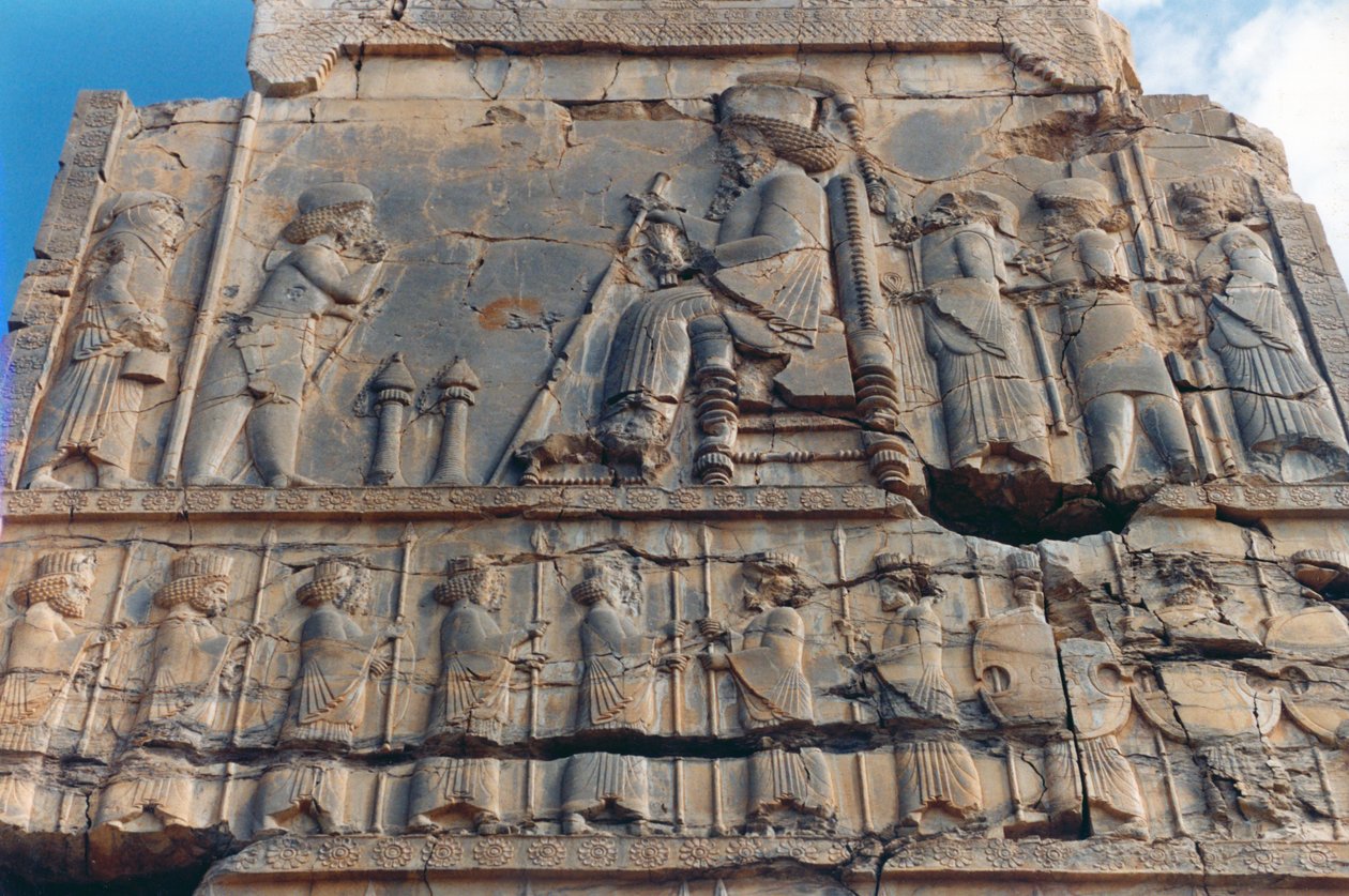 Artakserkses I (464-24) odbiera grande w stroju „Median”, podczas gdy inni dygnitarze patrzą, szczegół z zachodniego wejścia do Sali Stu Kolumn autorstwa Achaemenid