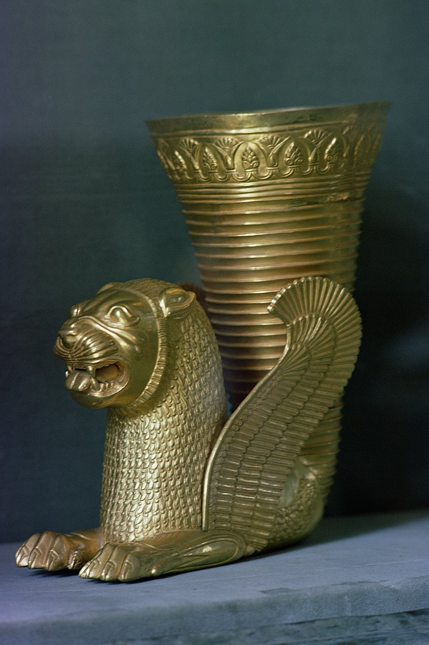 Rhyton w kształcie siedzącego lwa-potwora, z Hamadan, Iran (złoto) autorstwa Achaemenid