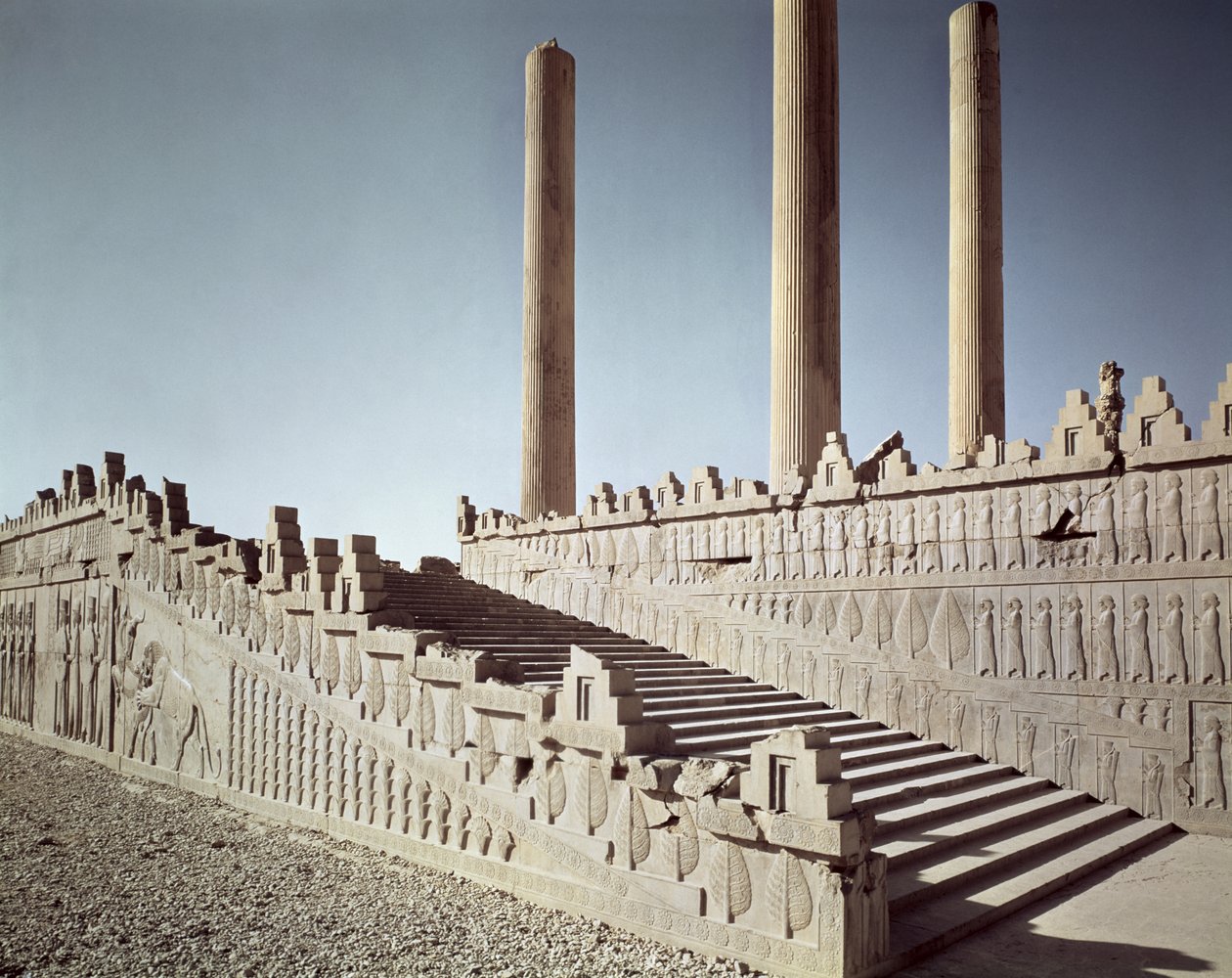 Widok na wschodnią klatkę schodową Apadany (sali widowni) ok. 515 r. p.n.e. autorstwa Achaemenid