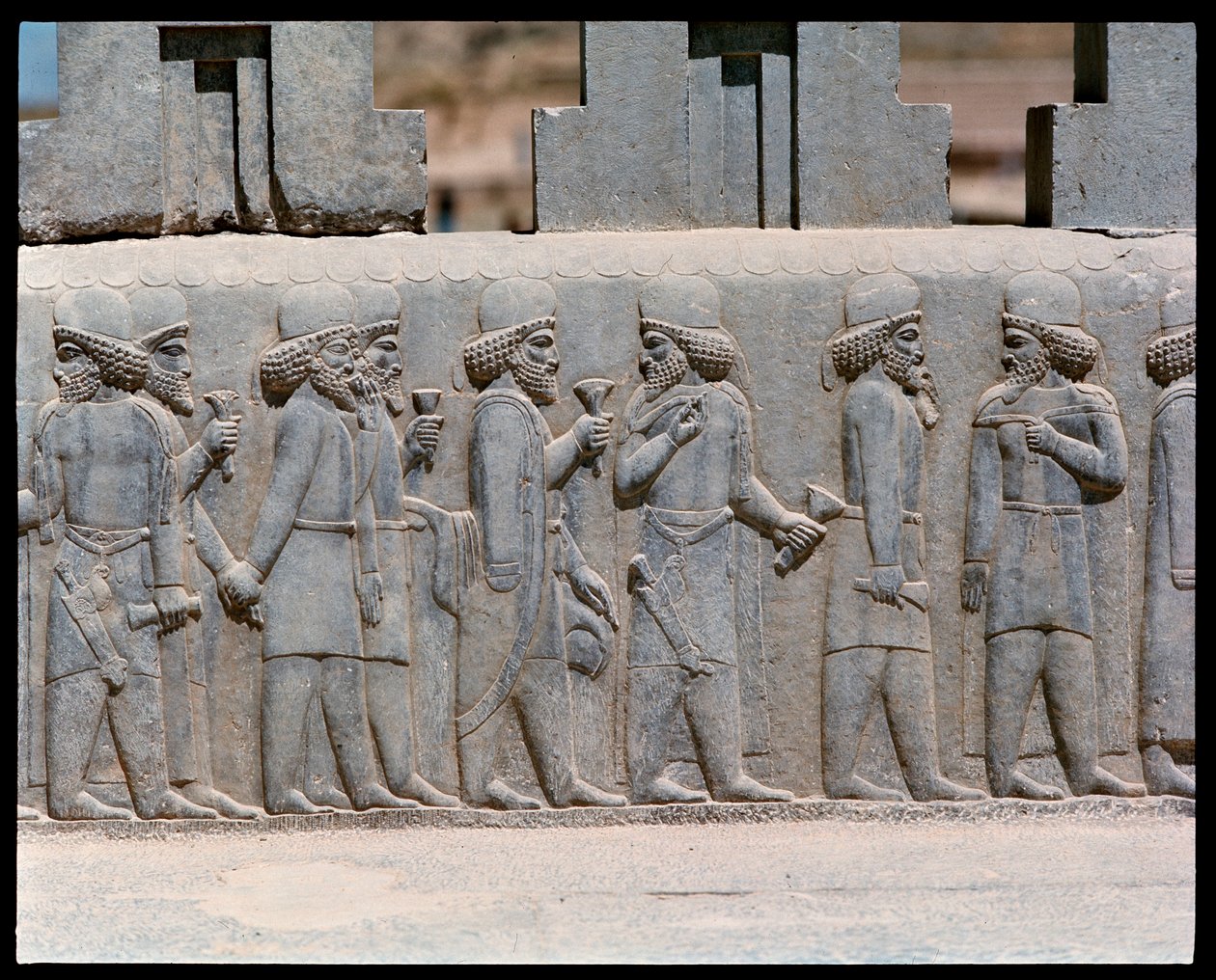 Widok na płaskorzeźby schodów północnych autorstwa Achaemenid