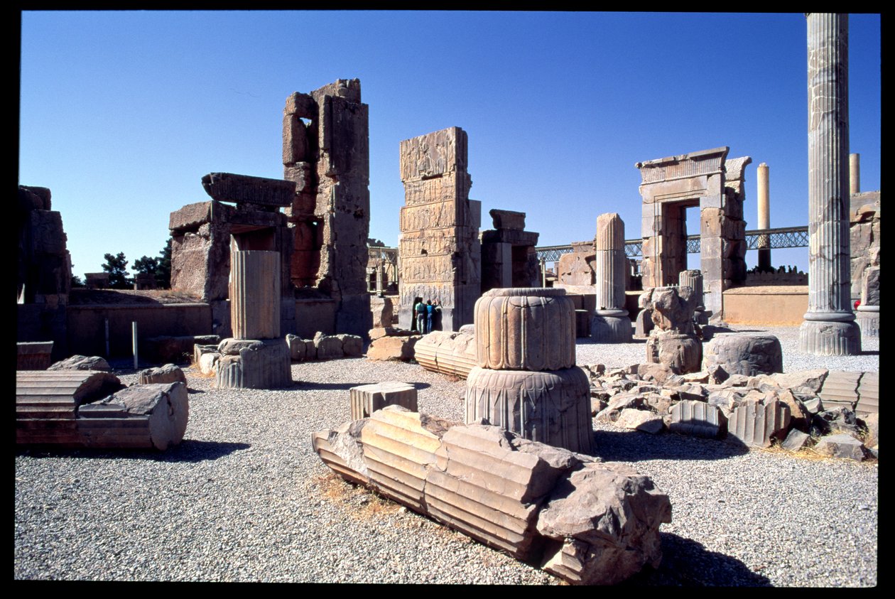 Widok na zachodnie wejście do Sali Stu Kolumn autorstwa Achaemenid