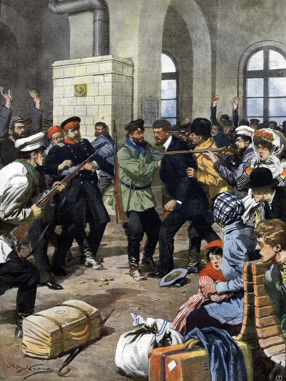 Pasażerowie zostali zaatakowani na stacji kolejowej w Europie przez rabusiów i obrabowani w poczekalni. Ill. de Beltrame. Domenica del Corriere. 19.07.1909. autorstwa Achille Beltrame