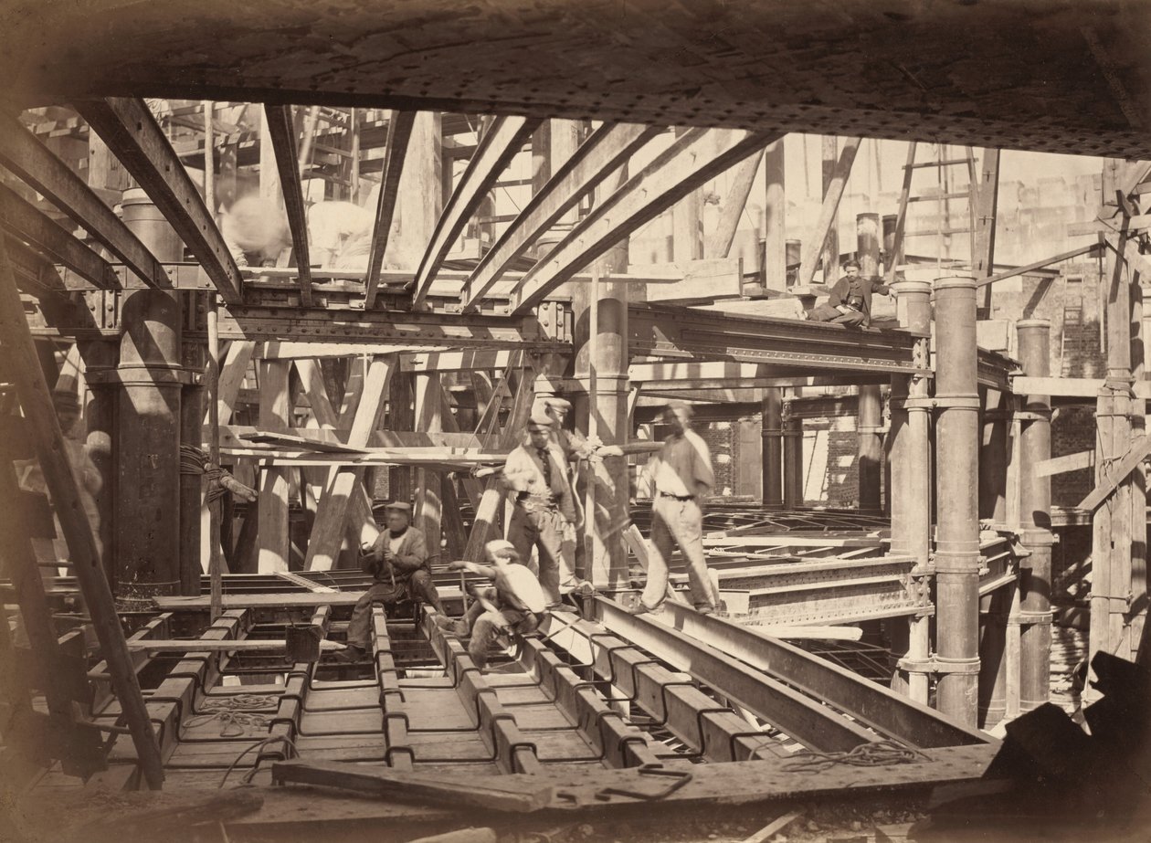Robotnicy na dźwigarach audytorium, Nowa Opera Paryska, ok. 1867 (zdjęcie) autorstwa Achille Delmaet