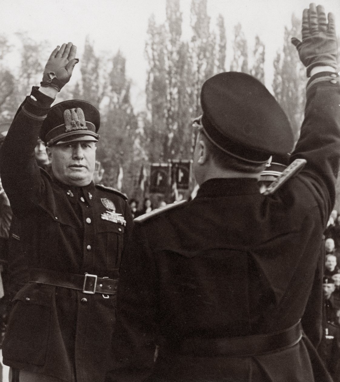 Benito Mussolini honoruje faszystowskiego urzędnika salutem (zdjęcie czarno-białe) autorstwa Achille Villani