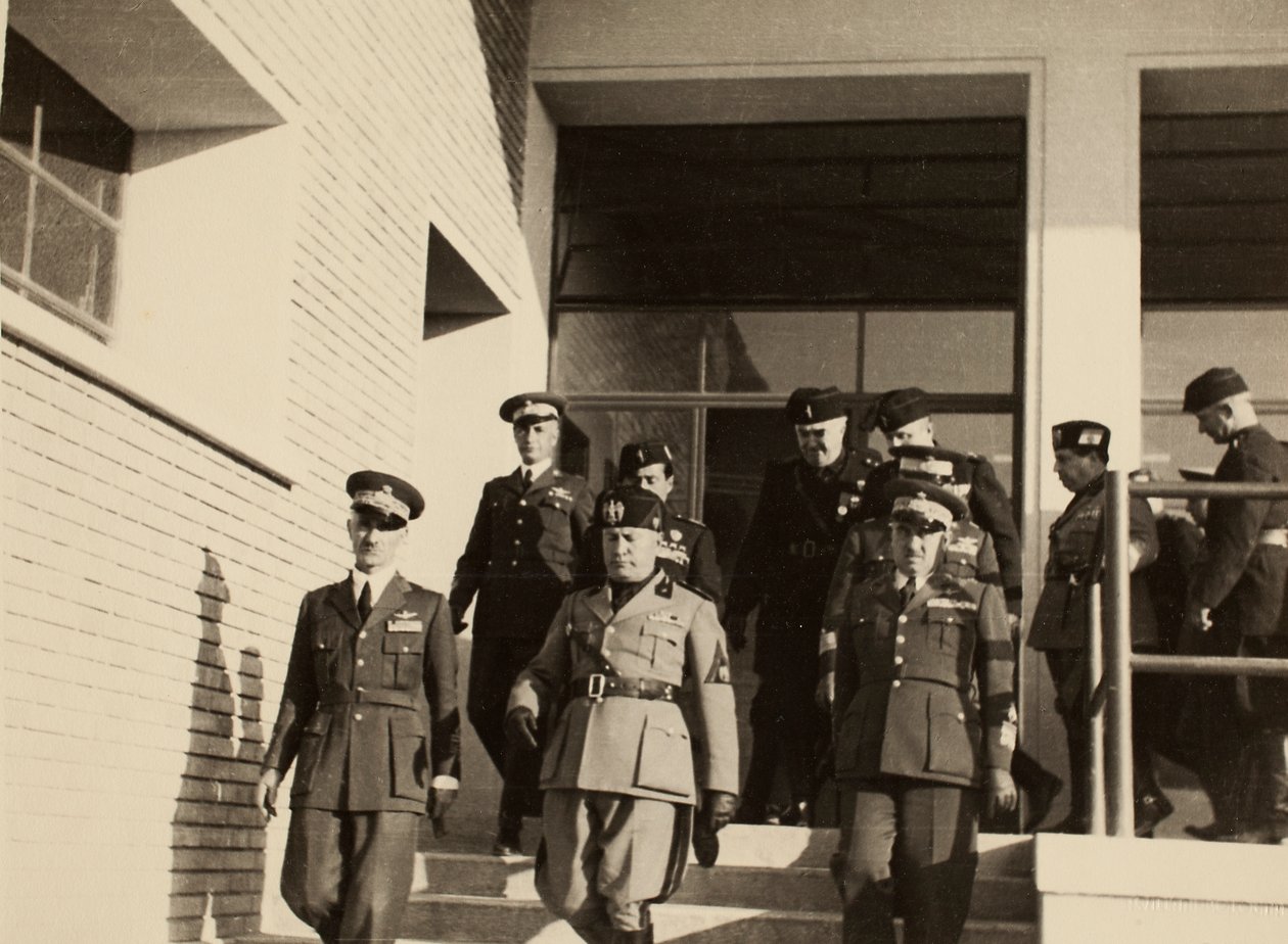 Inauguracja budynków Królewskiego Lotniska „Fausto Pesci” w Bolonii, wybudowanych przez firmę Mauro Toschi fu Ulisse, w obecności Duce Benito Mussoliniego, 24.10.1936 (zdjęcie czarno-białe) autorstwa Achille Villani