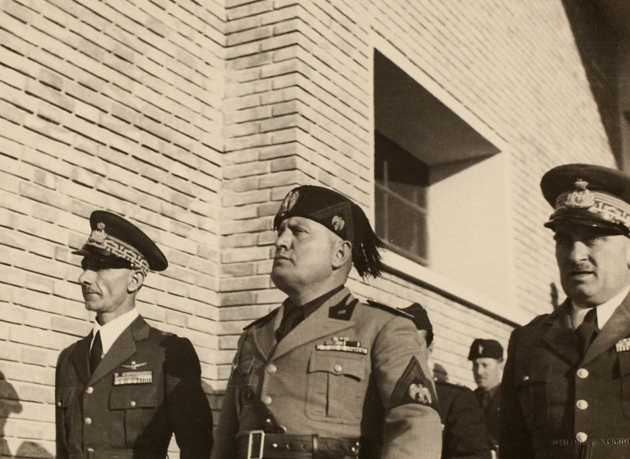 Inauguracja budynków Królewskiego Lotniska „Fausto Pesci” w Bolonii, wybudowanych przez firmę Mauro Toschi fu Ulisse, w obecności Duce Benito Mussoliniego, 24.10.1936 (zdjęcie czarno-białe) autorstwa Achille Villani