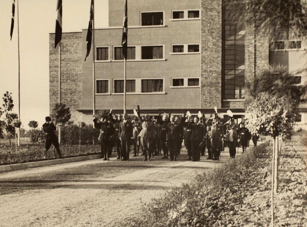 Inauguracja budynków Królewskiego Lotniska „Fausto Pesci” w Bolonii, wybudowanych przez firmę Mauro Toschi fu Ulisse, w obecności Duce Benito Mussoliniego, 24.10.1936 (zdjęcie czarno-białe) autorstwa Achille Villani