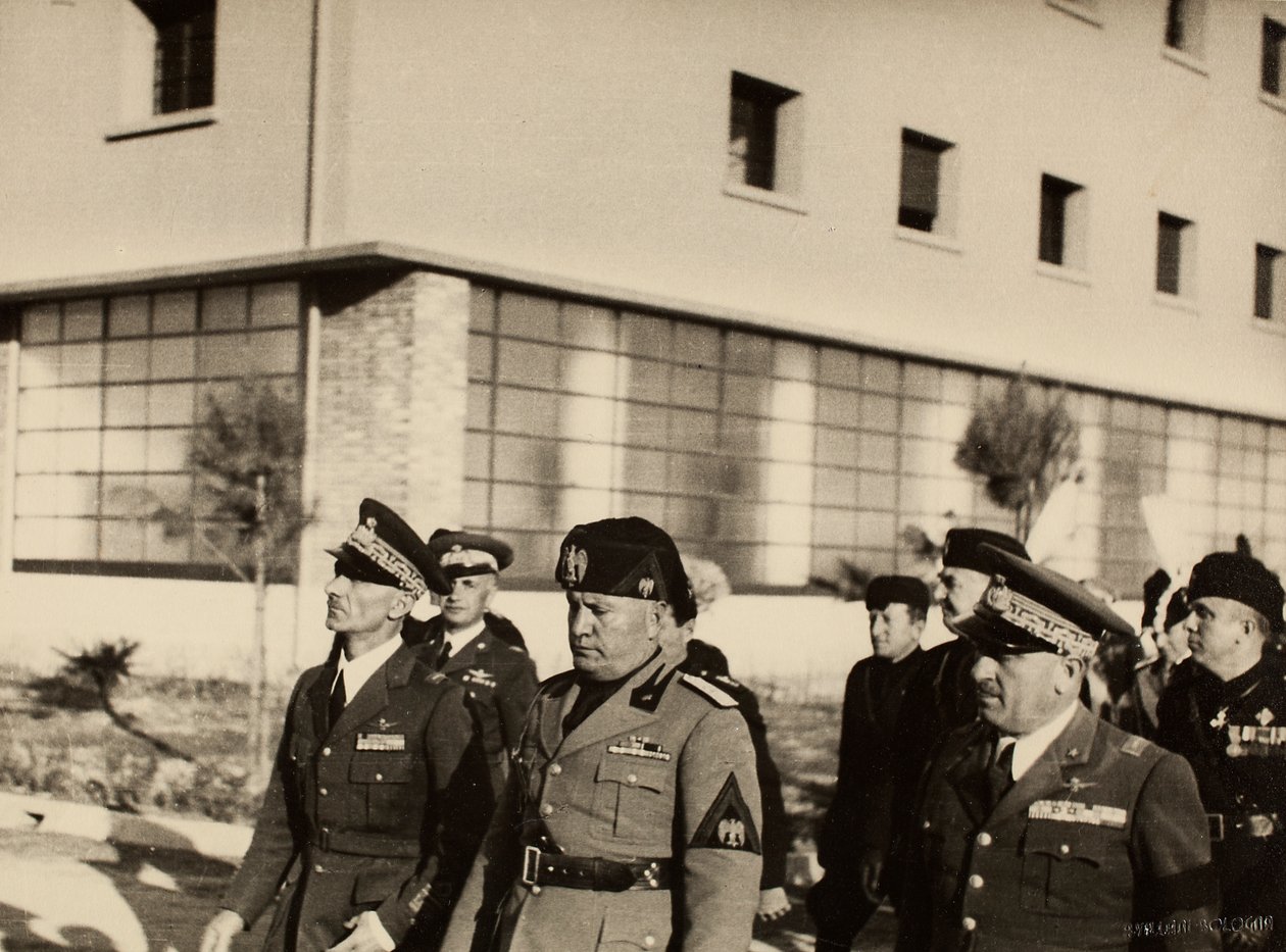 Inauguracja budynków Królewskiego Lotniska „Fausto Pesci” w Bolonii, wybudowanych przez firmę Mauro Toschi fu Ulisse, w obecności Duce Benito Mussoliniego, 24.10.1936 (zdjęcie czarno-białe) autorstwa Achille Villani
