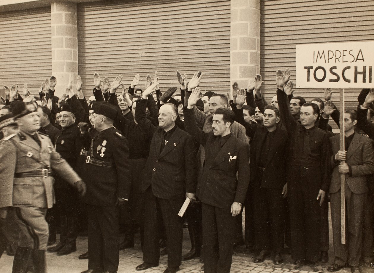 Robotnicy budowlani firmy Mauro Toschi fu Ulisse, pozdrawiają księcia Benito Mussoliniego podczas inauguracji budynków Królewskiego Lotniska „Fausto Fish” w Bolonii, 24.10.1936 (zdjęcie czarno-białe) autorstwa Achille Villani
