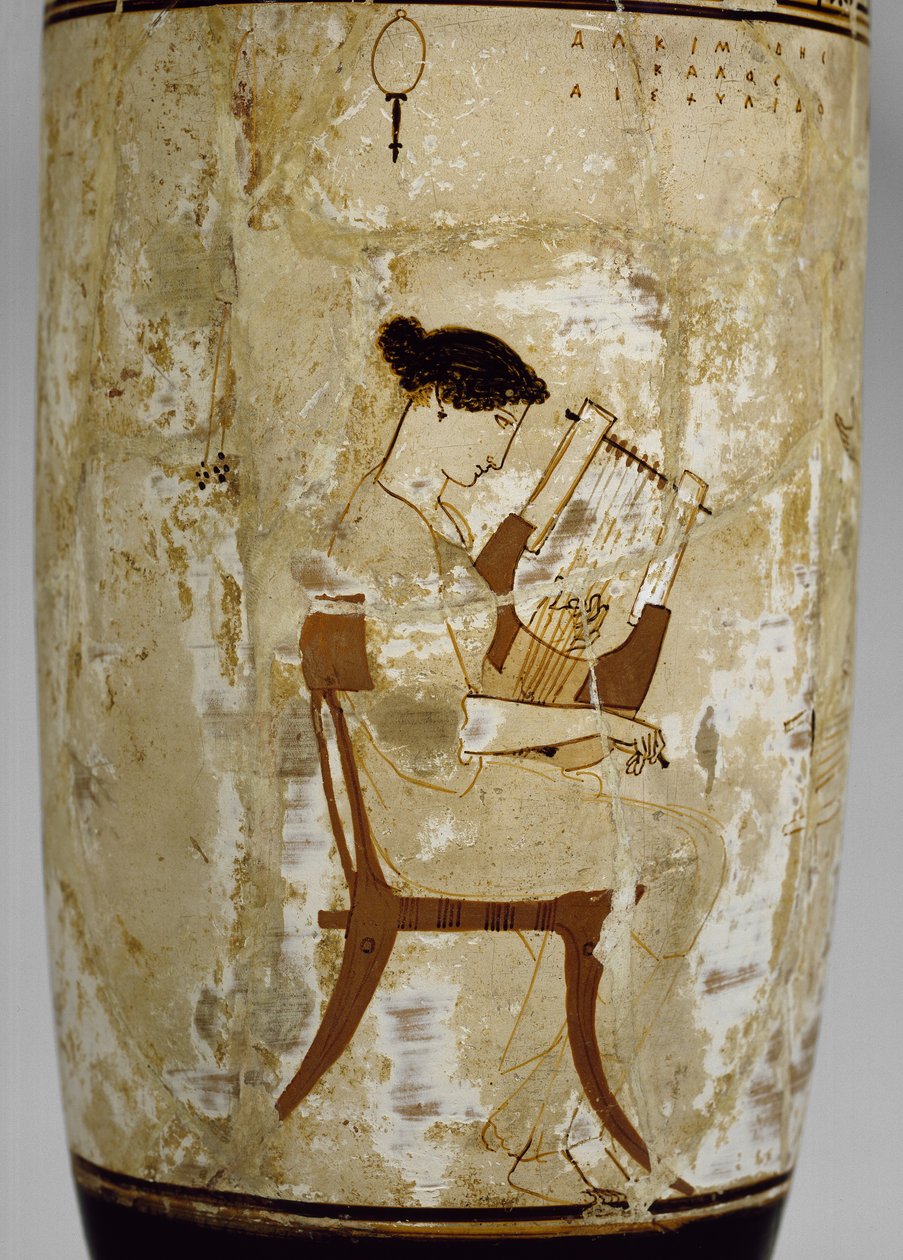 Strychowy biały lekythos ozdobiony kobietą grającą na cytarze (glazurowana terakota) autorstwa Achilles Painter