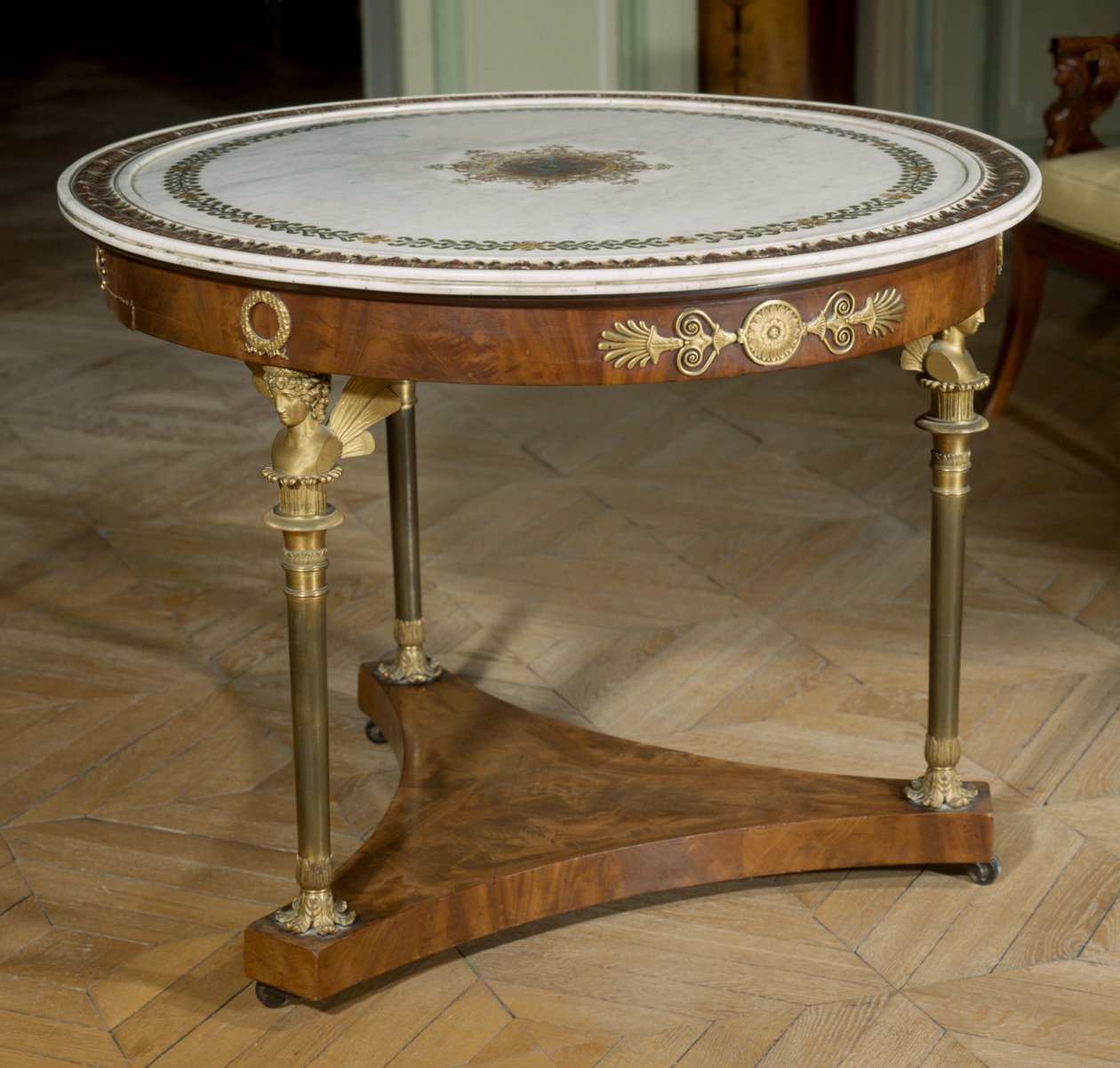 Art France Gueridon ma marmurowy blat pomalowany około 1800 - 1804 autorstwa Adam (attr. to) Weisweiler