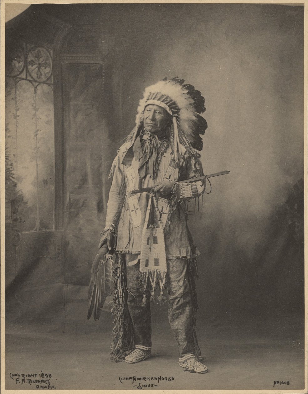 [Wódz American Horse z Oceti Sakowin Oyate].
 autorstwa Adolph F. Muhr