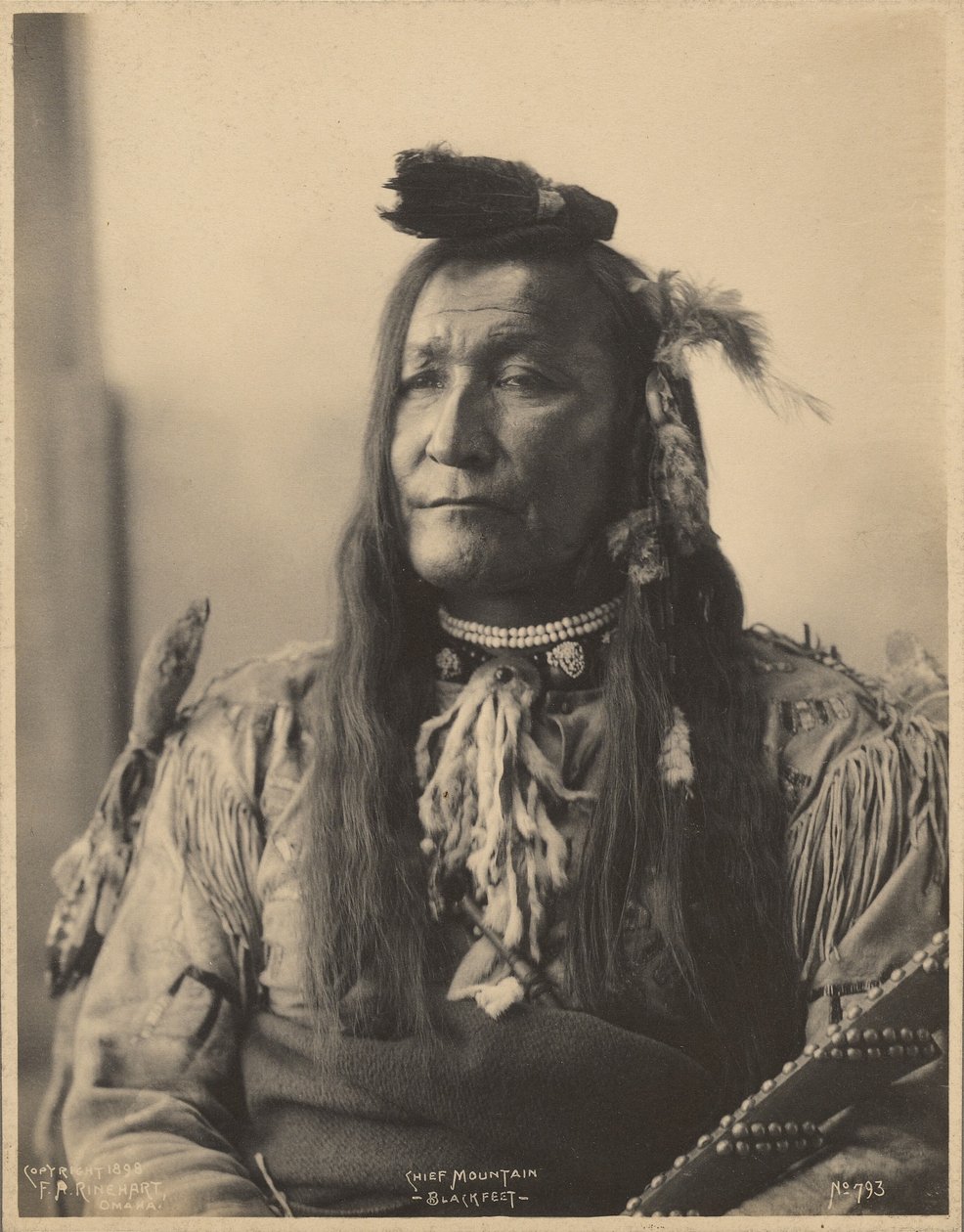 Chief Mountain, Blackfeet autorstwa Adolph F. Muhr