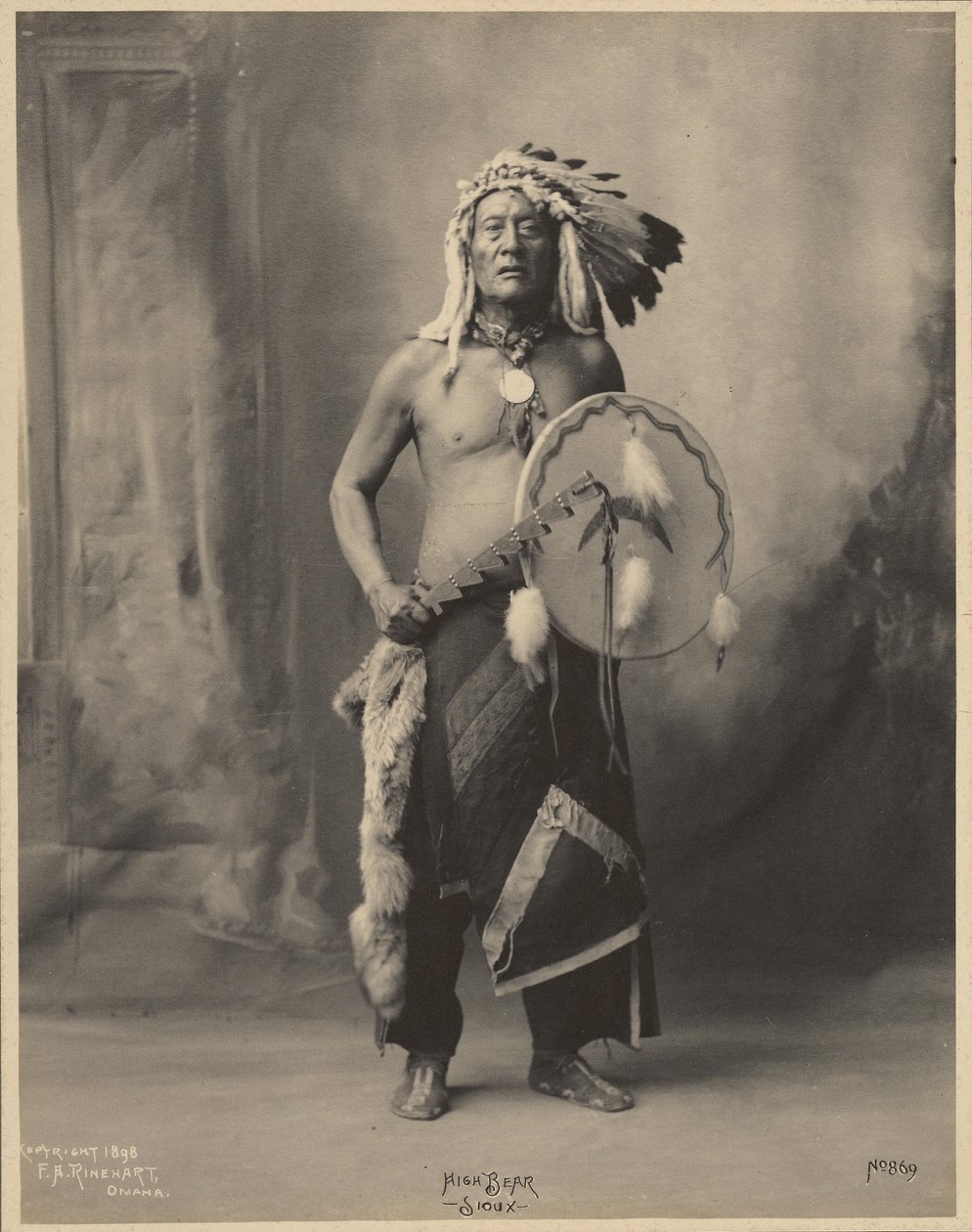 [Wysoki Niedźwiedź z Oceti Sakowin Oyate].
 autorstwa Adolph F. Muhr