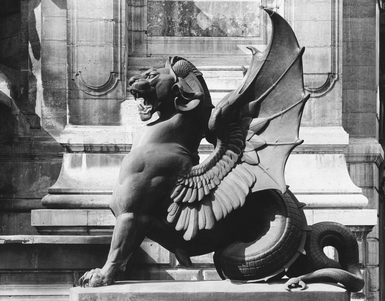 Chimera z fontanny St. Michel, Paryż, ok. 1860 r. autorstwa Adolphe Giraudon