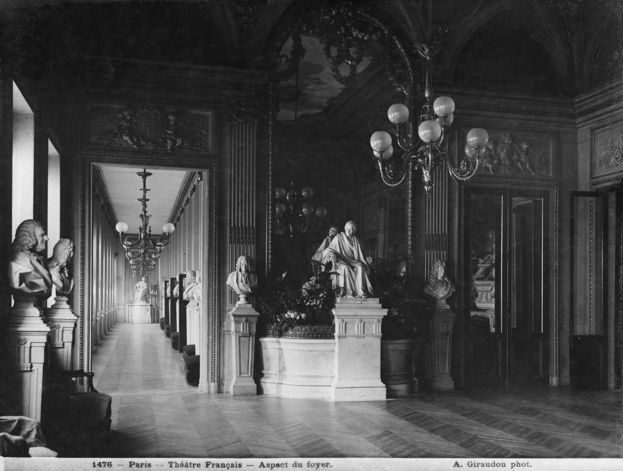Komedia francuska, widok foyer, przed 1902 r. (zob. też 233293 i 346118) autorstwa Adolphe Giraudon