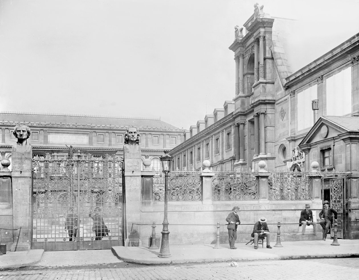 Narodowa Wyższa Szkoła Sztuk Pięknych, Rue Bonaparte, Paryż, ok. 1890-1900 autorstwa Adolphe Giraudon
