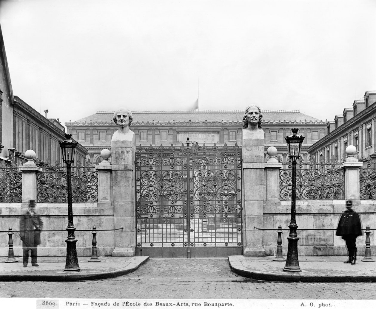 Narodowa Wyższa Szkoła Sztuk Pięknych, rue Bonaparte, c.1890-99 autorstwa Adolphe Giraudon