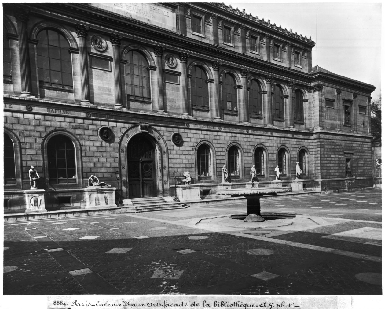 Fasada biblioteki Ecole Nationale Superieure des Beaux-Arts, Palais des Etudes, c.1890-99 autorstwa Adolphe Giraudon