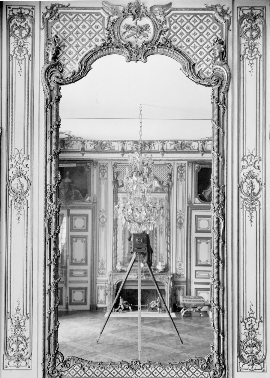 Fotografia lustra w Wersalu z odbiciem aparatu Giraudona, ok. 1890 autorstwa Adolphe Giraudon