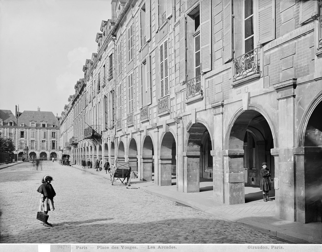 Widok na arkadę Place des Vosges, ok. 1890-99 autorstwa Adolphe Giraudon