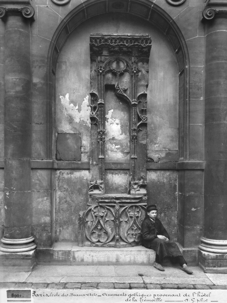 Młody chłopiec siedzący na zewnątrz Ecole Nationale des Beaux-Arts, Paryż, 1890-1900 autorstwa Adolphe Giraudon