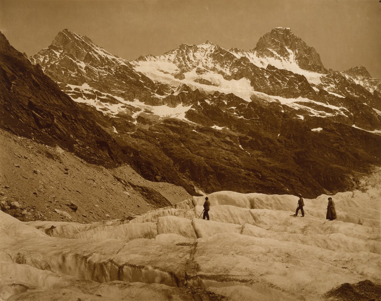 Pejzaż alpejski, Trzej wędrowcy na lodowcu, lata 60. XIX w. (odbitka węglowa) autorstwa Adolphe Braun