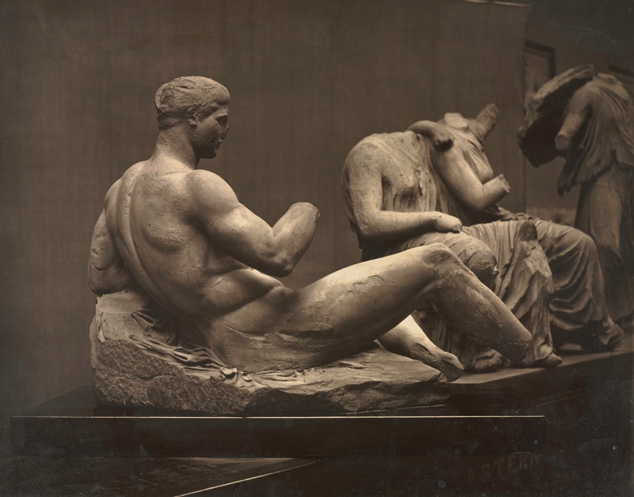Rzeźby z Partenonu, Muzeum Brytyjskie, ok. 1930 r. 1870. autorstwa Adolphe Braun