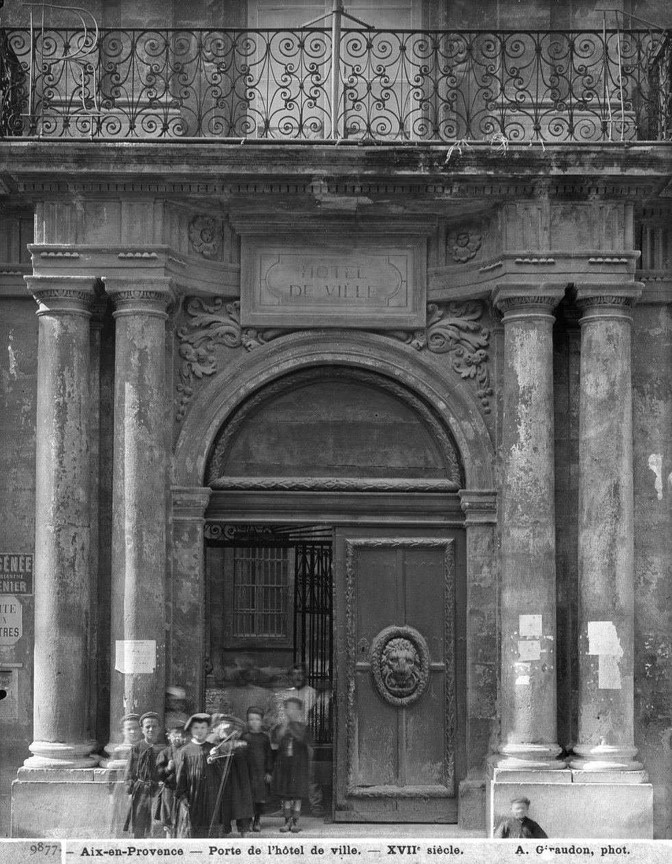 Grupa uczniów opuszczających Hotel de Ville, ok. 1890-99 autorstwa Adolphe Giraudon