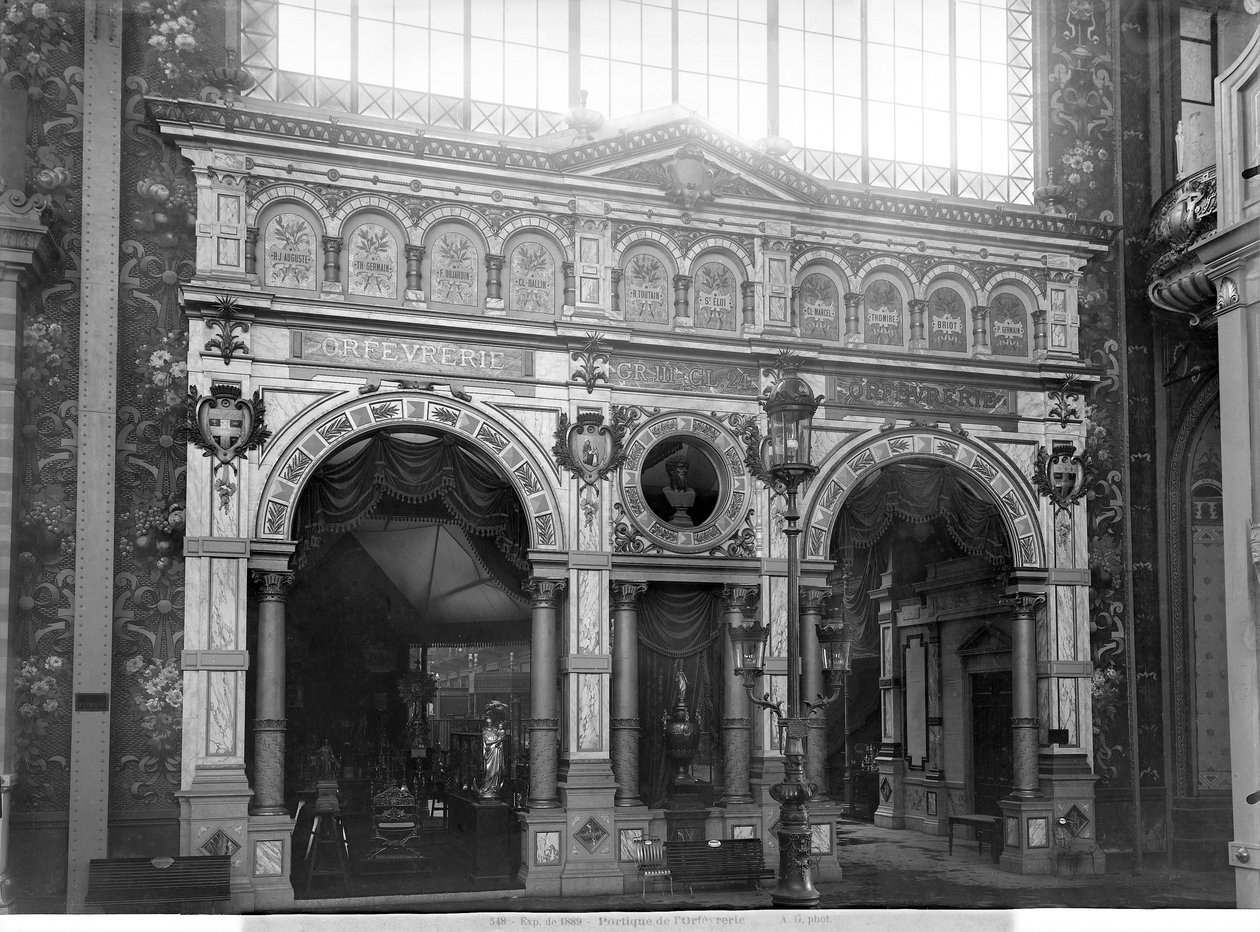 Portyk pawilonu złotniczego na Wystawie Powszechnej, Paryż, 1889 (fot. bw) autorstwa Adolphe Giraudon