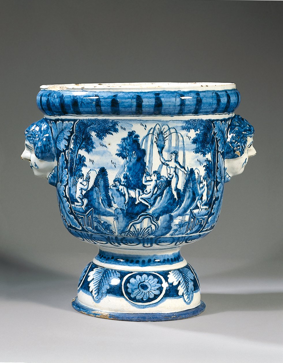 Delft niebiesko-biała dwuuchwytowa urna ogrodowa z mitologicznym postumentem autorstwa Adriaen (fl.1868 d.1701) (attr.to) Kocks