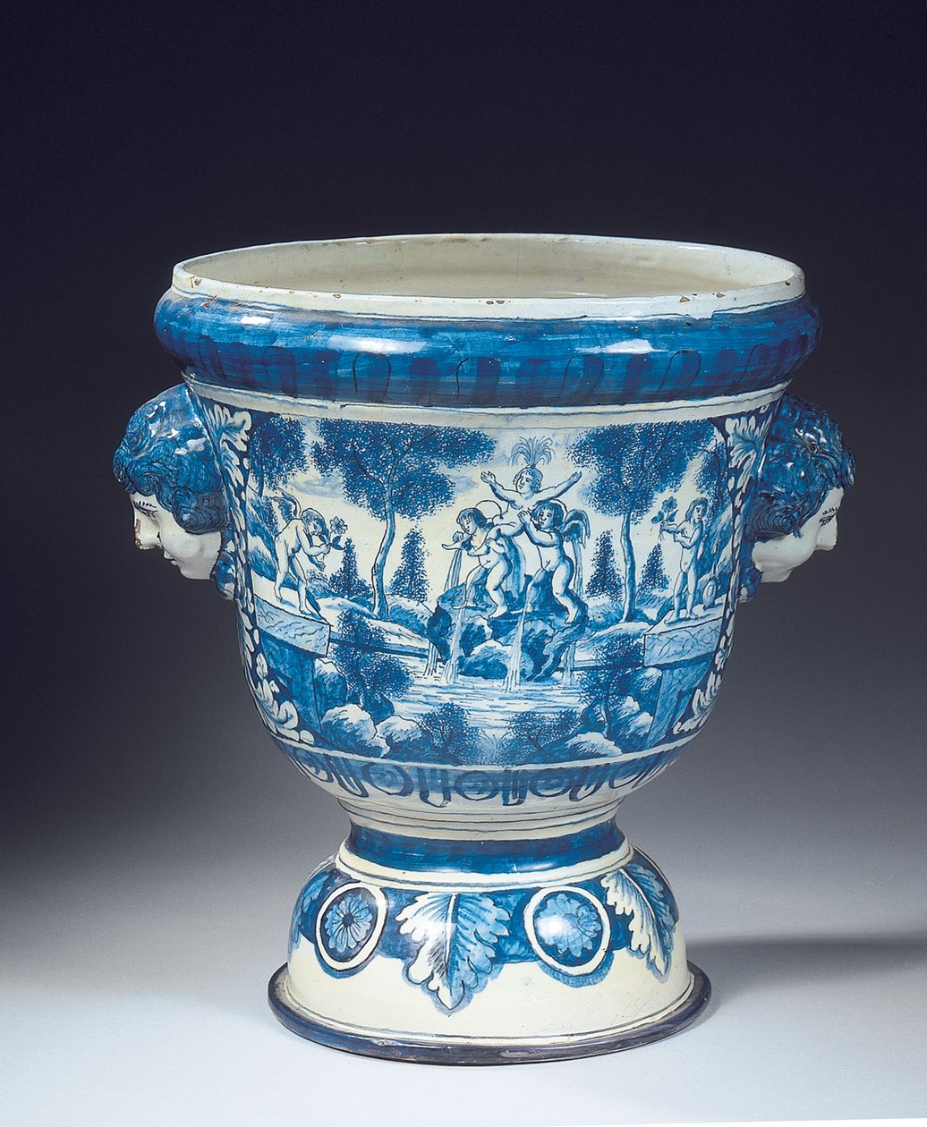 Duża niebiesko-biała urna ogrodowa Delft z mitologicznego ogrodu w stylu barokowym, ok. 1700 r. (ceramiczna) autorstwa Adriaen (fl.1868 d.1701) (attr.to) Kocks