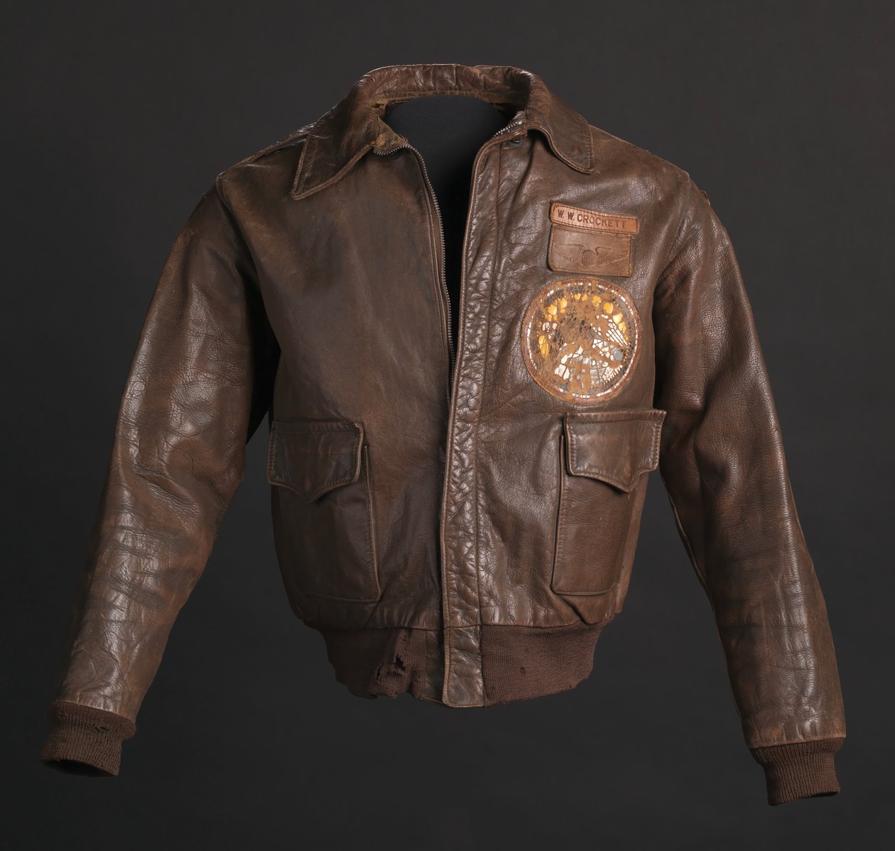 Kurtka lotnicza Tuskegee Airman noszona przez ppłk. Woodrowa W. Crocketta, 1942. autorstwa Aero Leather Clothing Co.