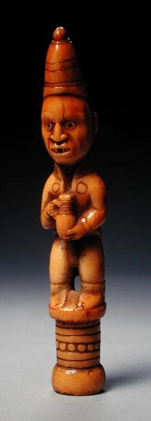 Figura w europejskim stroju trzymająca niemiecki kamionkowy dzban, Kongo, początek XIX wieku (kość słoniowa) autorstwa African