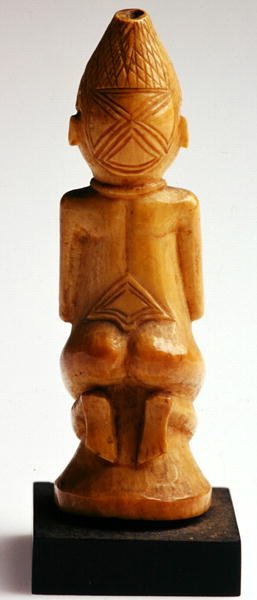 Klęcząca kobieta, Kongo (kość słoniowa) (patrz także 225802 i 225803) autorstwa African