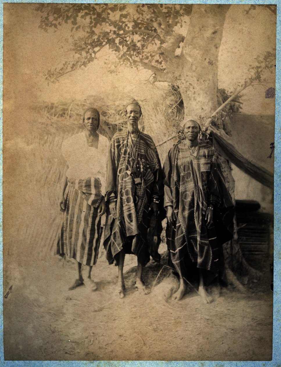 Trzech Senegalczyków w tradycyjnych strojach (zdjęcie czarno-białe) autorstwa African