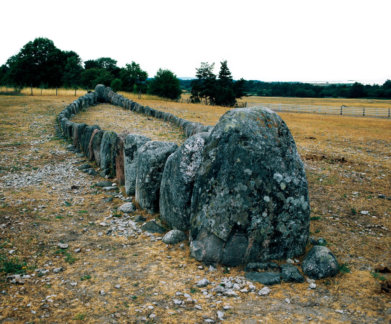 Ułożenie kamieni w kształcie statku, prehistoryczny grobowiec Gannarve. Epoka brązu. Wymiary 5x29 m Visby, Szwecja autorstwa Age Bronze