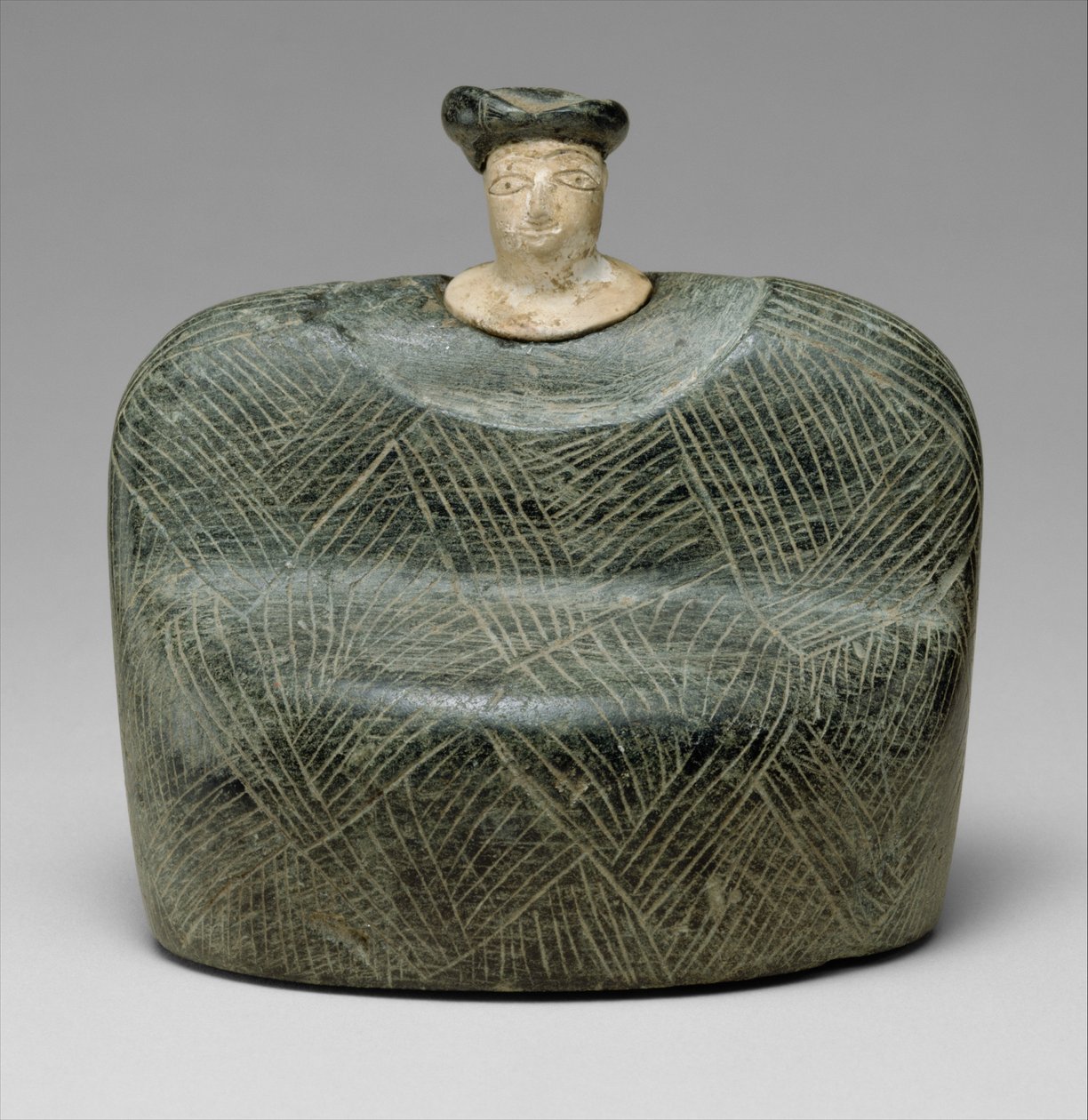 Głowa topora z otworem na szyb z demonem o ptasiej głowie, dzikiem i smokiem, ok. 1930 r. koniec III – początek II tysiąclecia p.n.e. (alabaster) autorstwa Age Bronze