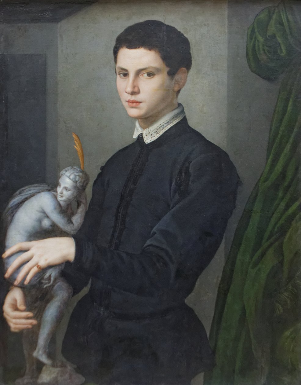 Portret mężczyzny trzymającego statuetkę autorstwa Agnolo Bronzino