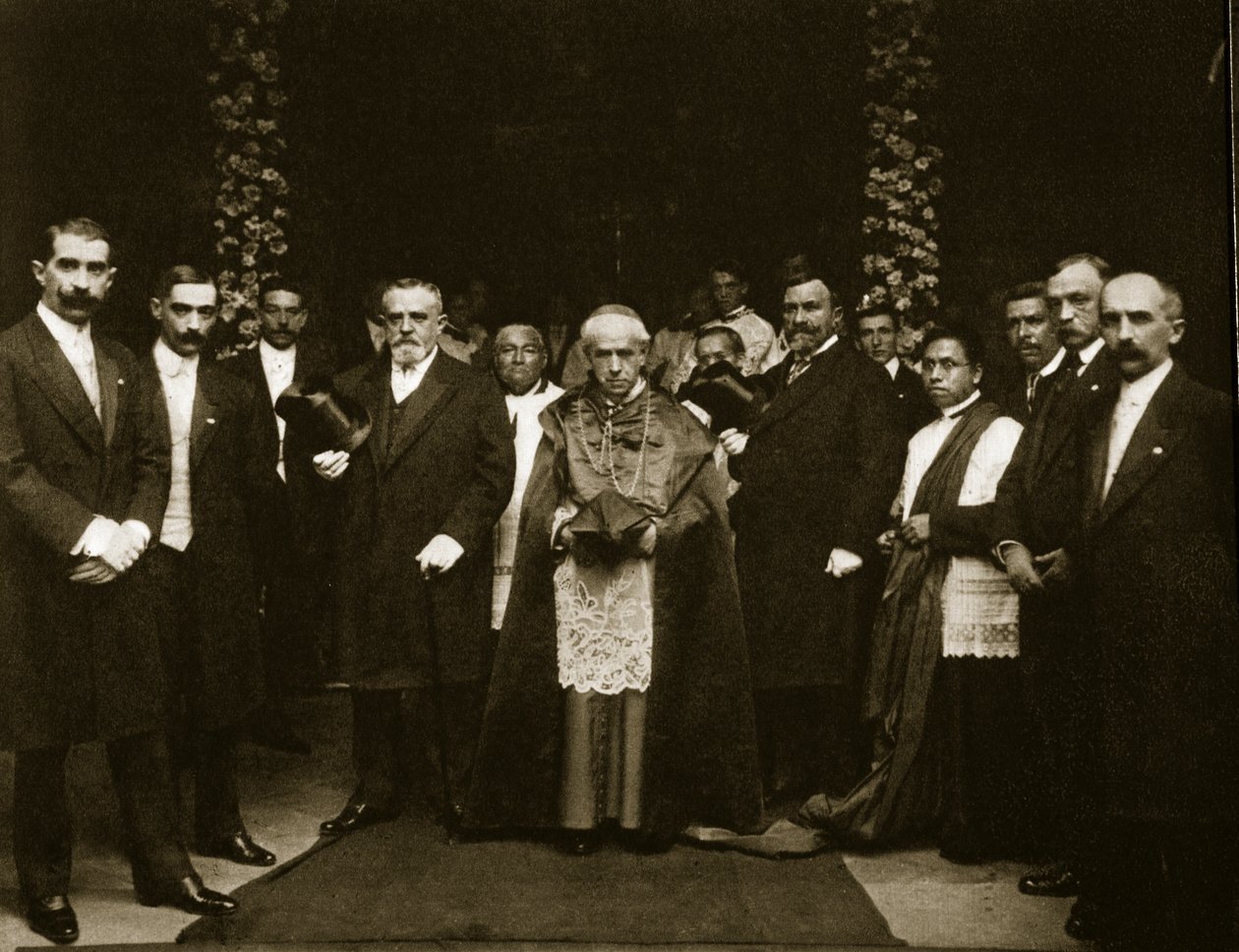 Arcybiskup Mora y del Rio autorstwa Agustin Victor Casasola