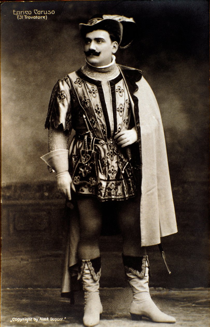 Śpiewak Enrico Caruso w operze Il Trovatore Giuseppe Verdiego (zdjęcie czarno-białe) autorstwa Aime Dupont